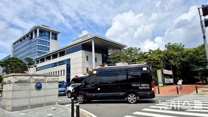 '폭탄 테러 신고' 청주지법 진입하는 경찰특공대 차량