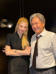 한소희, 최민식 어깨에 밀착…30살 나이 차 무색한 투샷