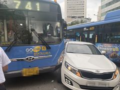 서울 강북삼성병원 인근 버스·승용차 충돌…승객 다수 탑승