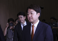 기자회견장 빠져나가는 이준석 개혁신당 대표