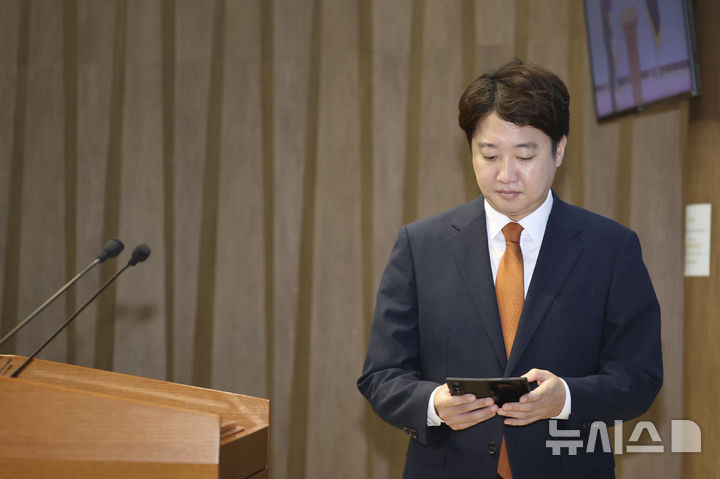이준석, 민주당 입당·합당설에 "허위사실 유포" 법적 조치