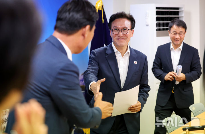 경북 최고위원회의 참석하는 김민석 대표