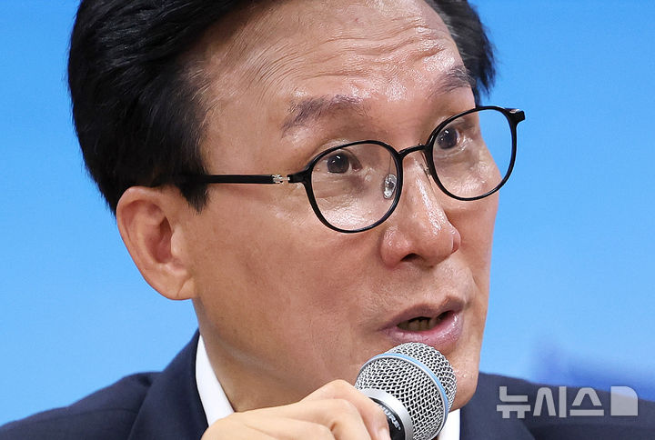 발언하는 김민석 대표