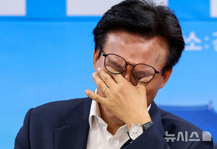 눈 비비는 김민석 대표