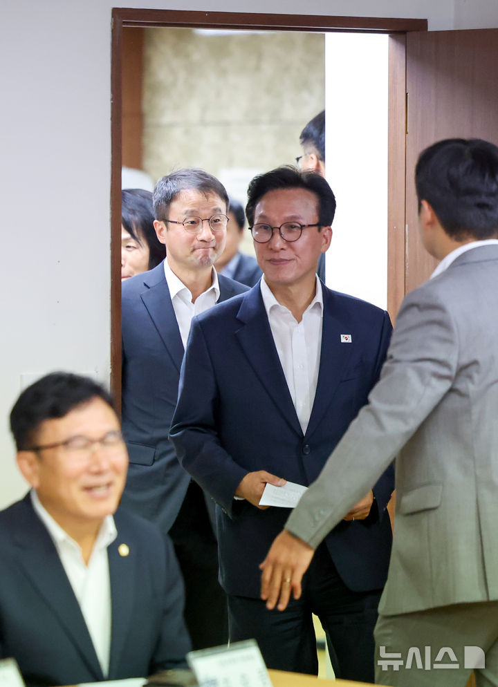 경북 최고위원회의 참석하는 김민석 대표