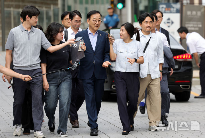 주택공급 2차 회동장 향하는 김윤덕 국토부 장관