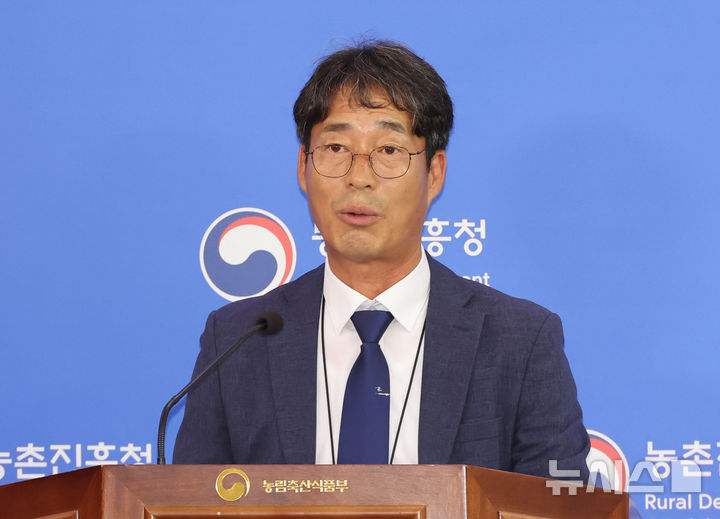 2세대 육계 스마트팜 개발 브리핑하는 유동조 축산생명환경부장