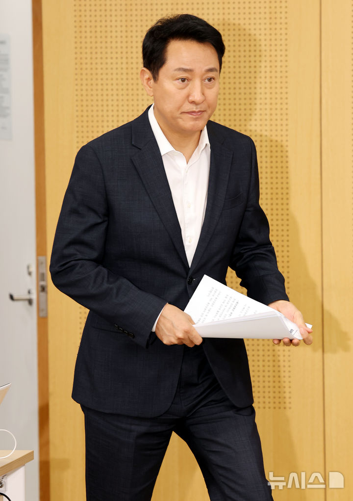 브리핑 입장하는 오세훈 서울시장