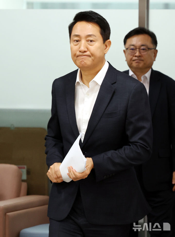 브리핑룸 입장하는 오세훈 서울시장