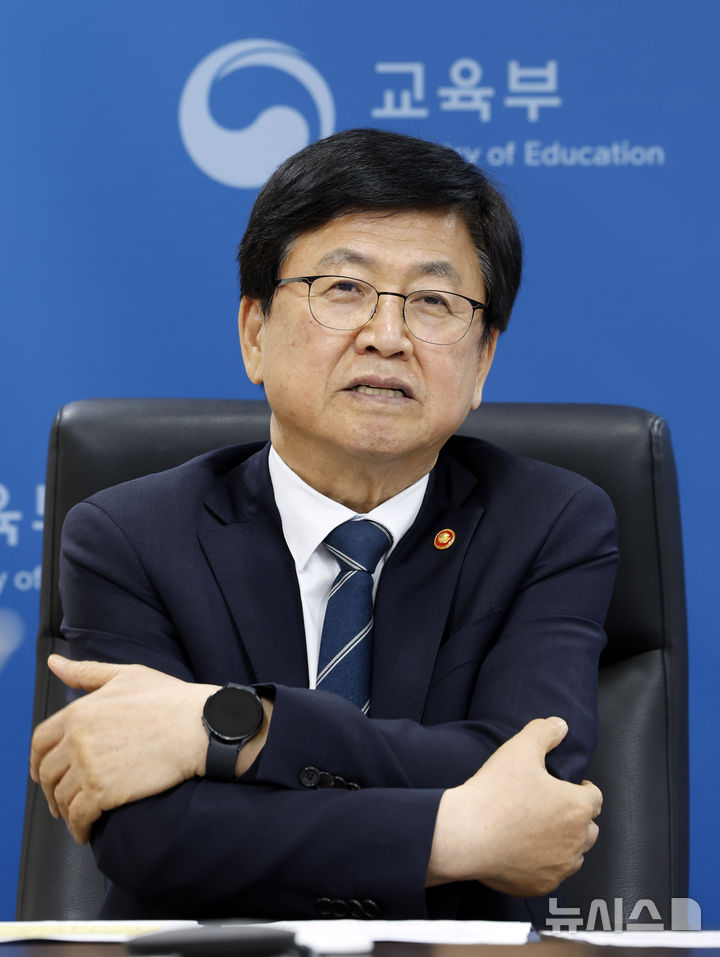 뉴시스와 인터뷰하는 최교진 교육부 장관