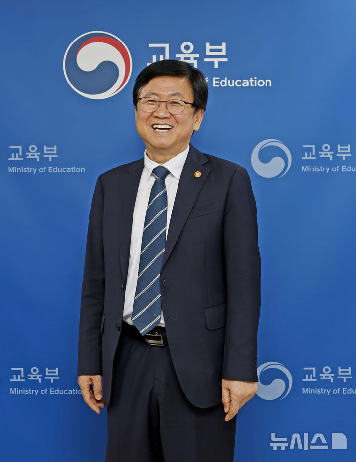 최교진 교육부 장관 뉴시스 인터뷰