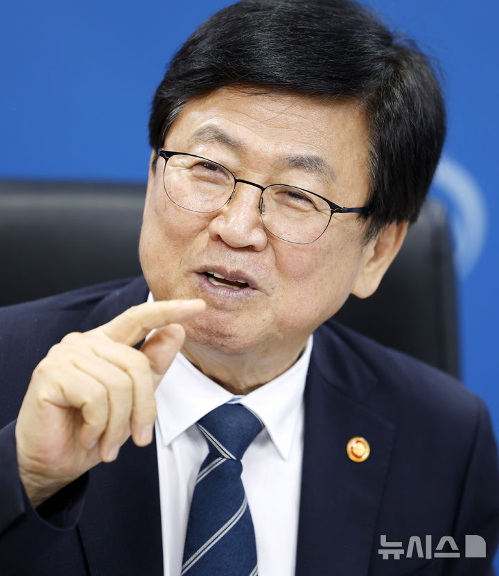 뉴시스와 인터뷰하는 최교진 장관
