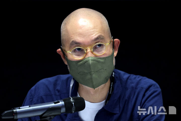 '서도호' 개인전 기자간담회 하는 서도호 작가