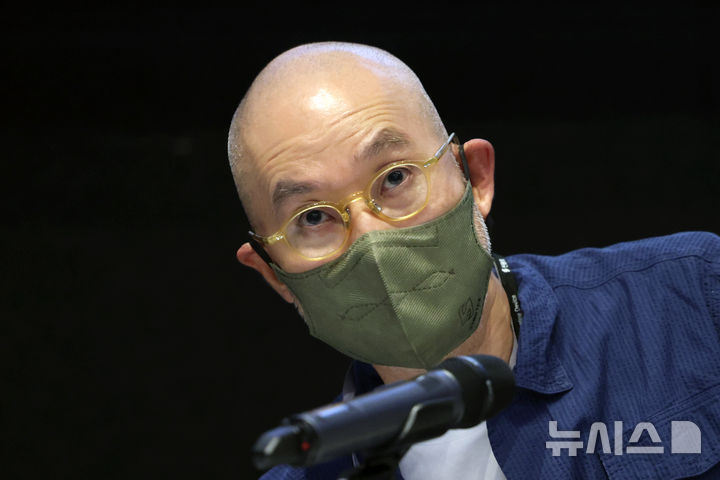 '서도호' 개인전 기자간담회 하는 서도호 작가