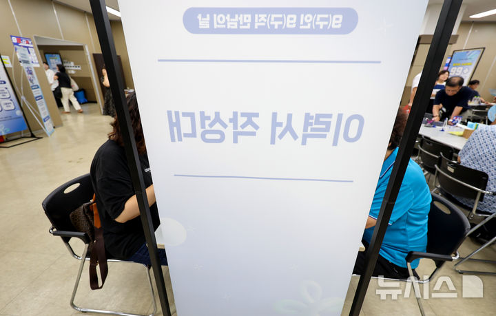 이력서 작성하는 구직자들