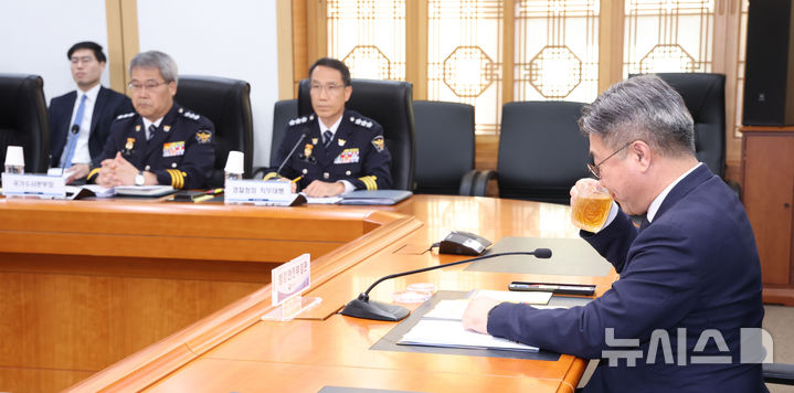 목 축이는 윤호중 행정안전부 장관