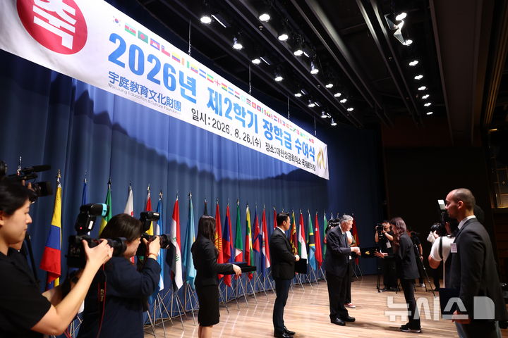 장학증서 수여하는 이중근 이사장
