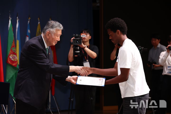 장학증서 수여하는 이중근 이사장