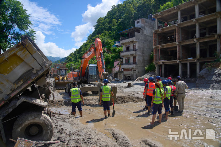 네팔 홍수 피해 현장 정리하는 중장비들