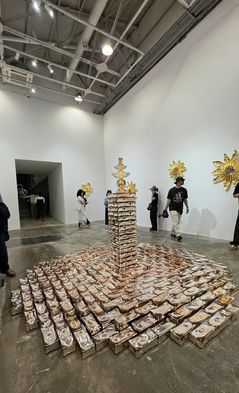 유리 벽돌로 쌓아 올린 장-미셸 오토니엘의 ‘사랑의 미로’