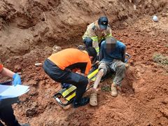 진천 석축작업 중 40대 토사 깔려…1명 부상