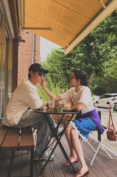 전진♥류이서, 카페서 볼 쓰담…스윗한 손길