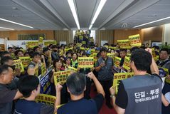 “과천 경마공원 기습 설명회 규탄”…마사회 노조·종사자 400명 집회