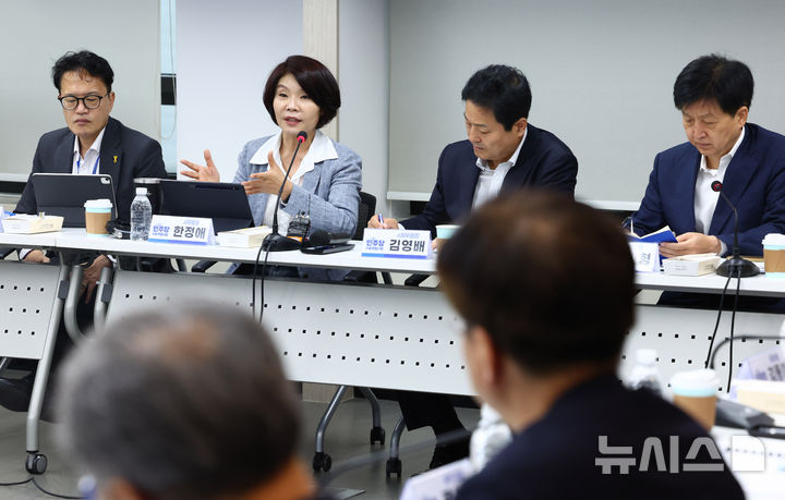 정책간담회서 발언하는 한정애 사무총장