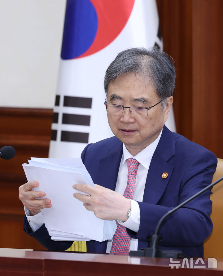 자료 확인하는 조현 외교부 장관