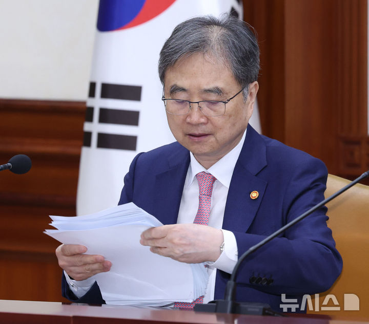 자료 보는 조현 외교부 장관