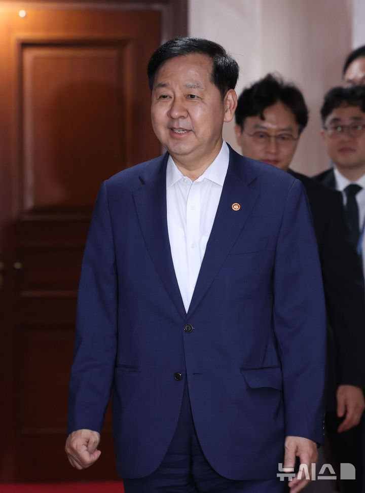 회의 입장하는 구윤철 부총리
