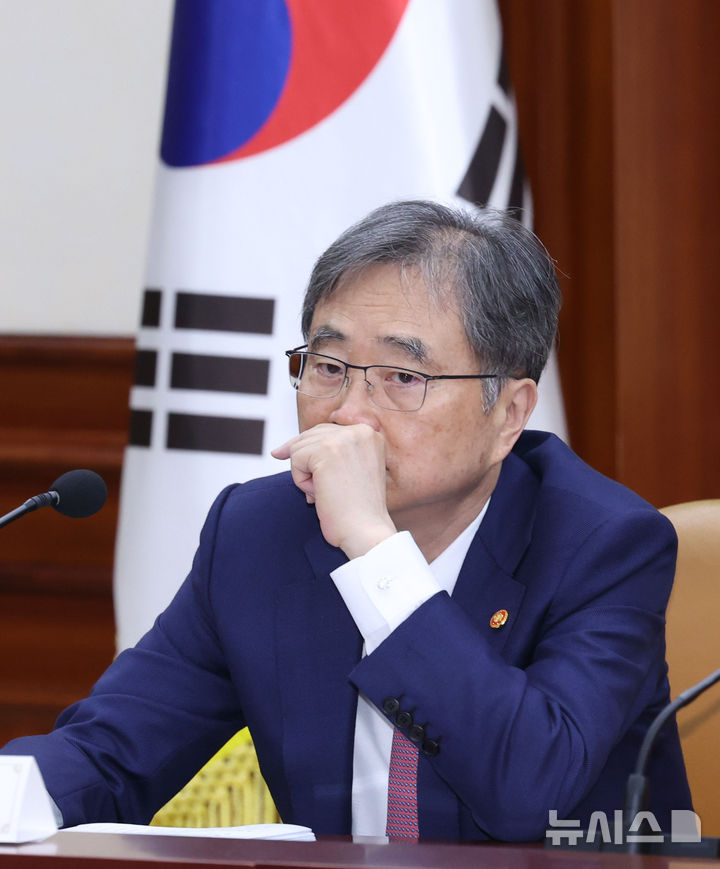 생각에 잠긴 조현 외교부 장관