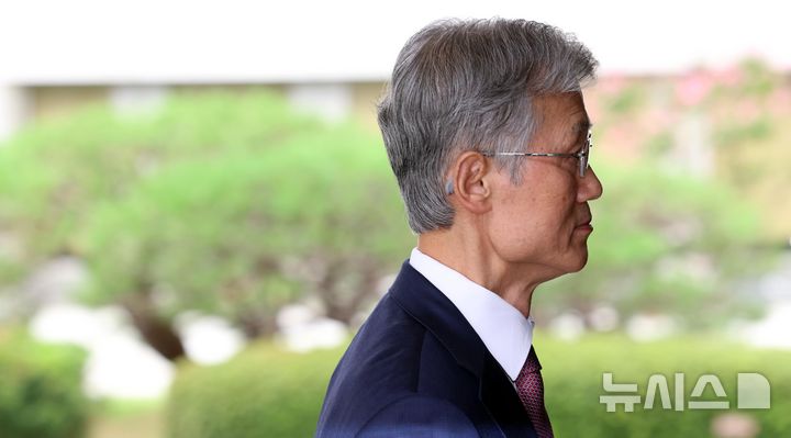출근하는 조희대 대법원장