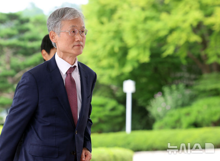 출근하는 조희대 대법원장