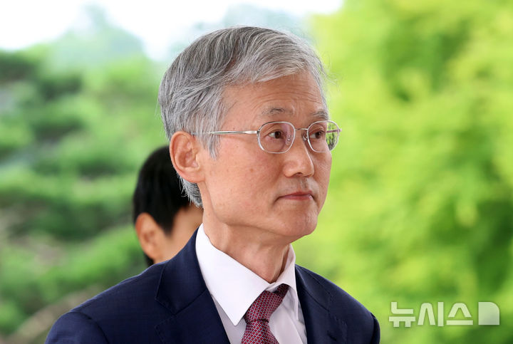 출근하는 조희대 대법원장