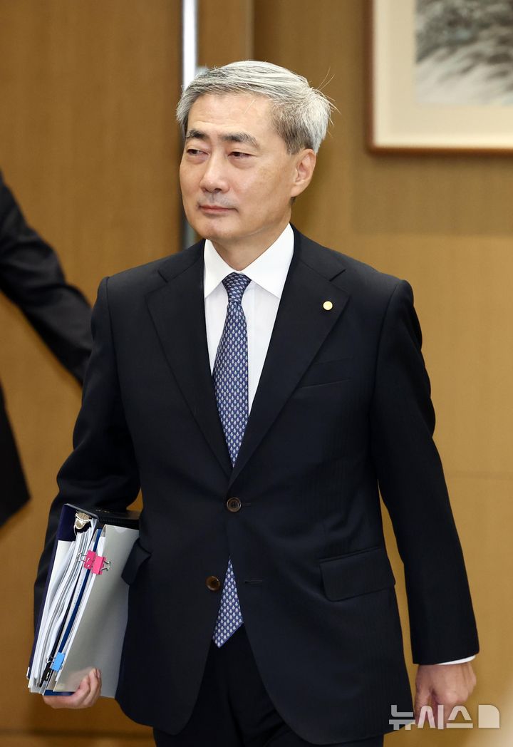 신현송 한은 총재, 금통위 참석