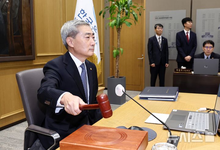 의사봉 두드리는 신현송 한은 총재