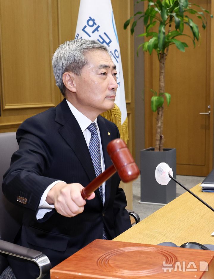 금융통화위원회 회의 주재하는 신현송 총재