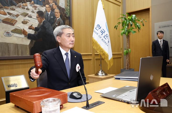신현송 한은 총재, 금통위 참석