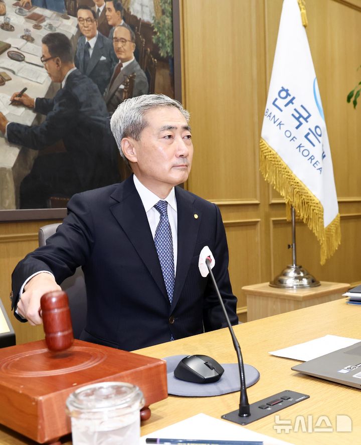 의사봉 두드리는 신현송 한은 총재