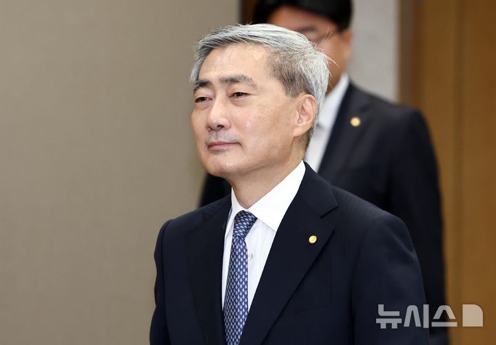금융통화위원회 회의 참석하는 신현송 총재