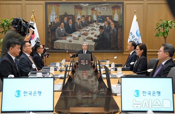 의사봉 두드리는 신현송 한은 총재