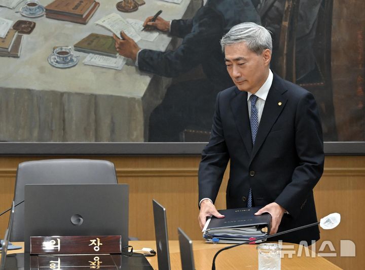 금통위 참석하는 신현송 총재