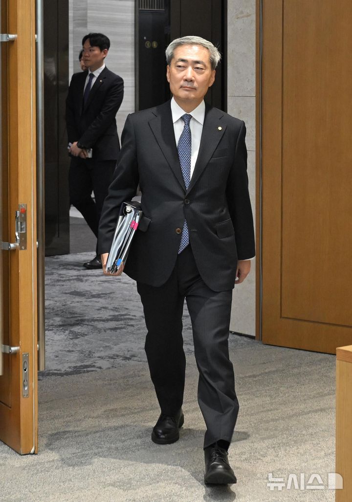 금통위 참석하는 신현송 총재