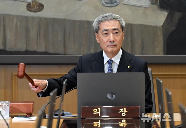 의사봉 두드리는 신현송 한은 총재