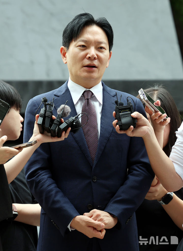 두 손 모으고 답변하는 박상용 검사