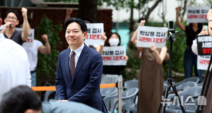 지지자들 뒤로하고 광역수사단 출석