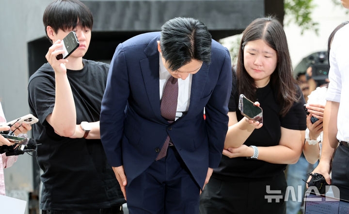 90도 인사하는 박상용 검사