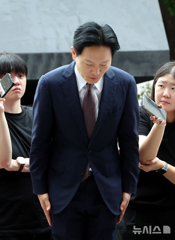 인사하는 박상용 검사