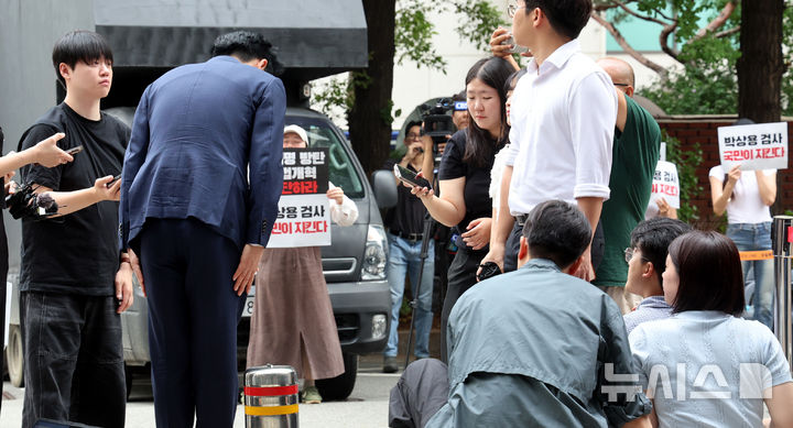 지지자들에 인사하는 박상용 검사